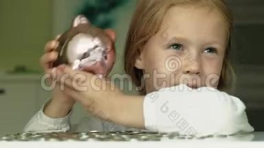 女孩学龄前儿童把钱放在储蓄罐里的<strong>粉红猪</strong>里